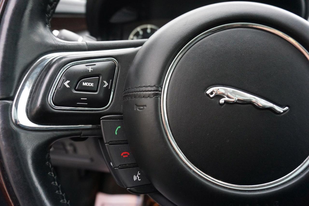 2016 Jaguar XJ -Series XJ R-SPORT AWD CERTIFIED *ACCIDENT FREE* CAMERA NAV BLUETOOTH LEATHER HEATED SEATS PANO ROOF CRUISE ALLOYS - Photo #38