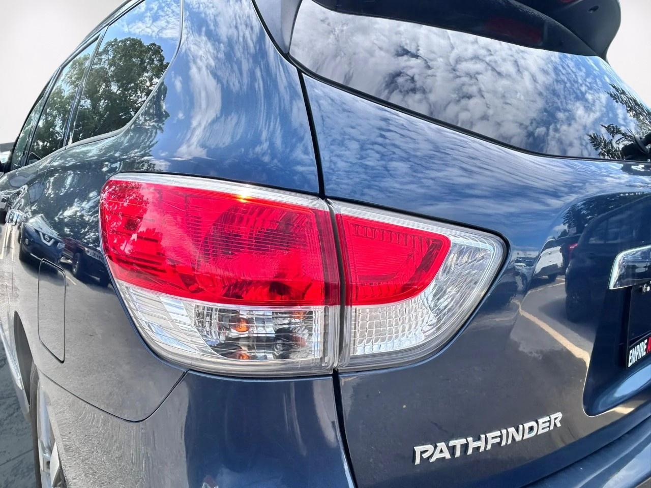 2015 Nissan Pathfinder SL Photo