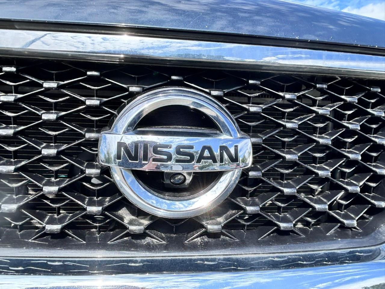 2015 Nissan Pathfinder SL Photo