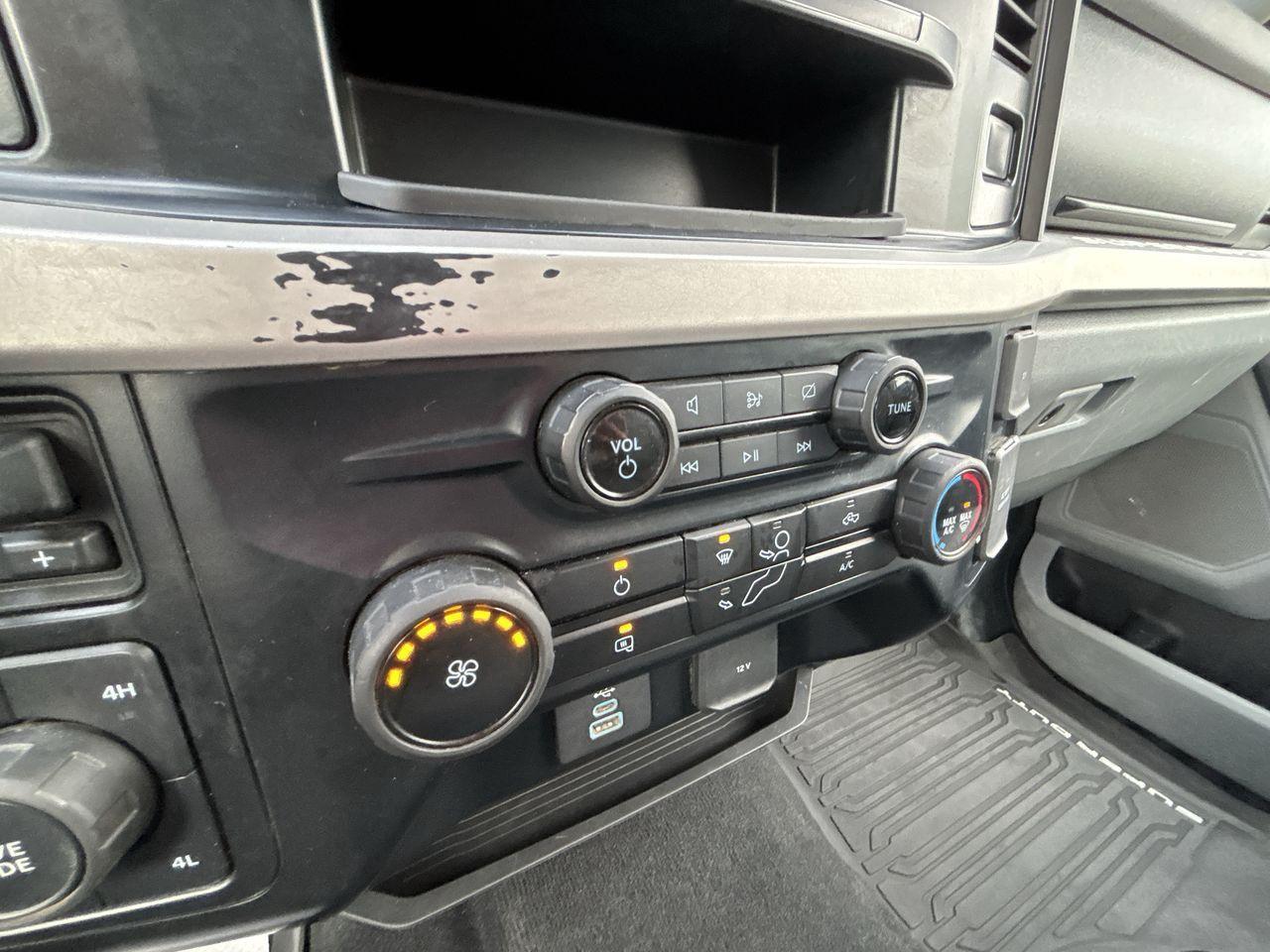 2023 Ford F-350 Super Duty SRW XLT 4WD Crew Cab 179 WB 60 CA Photo5