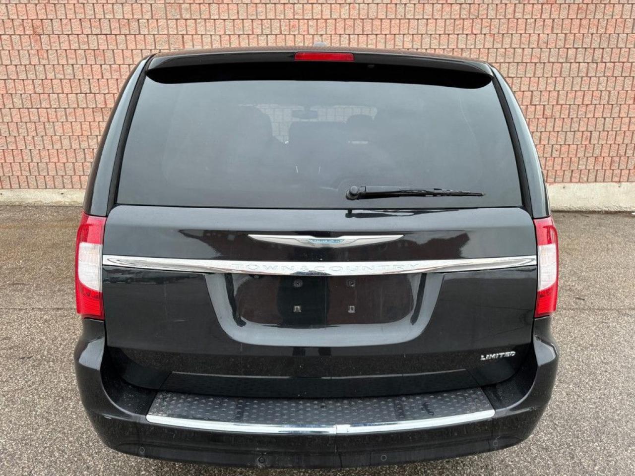 2014 Chrysler Town & Country LIMITED | TOP OF THE LINE | LEATHER | NAVI | REMOTE STARTER | HEATED SEATS | HEATED STEERING WHEEL | - Photo #5