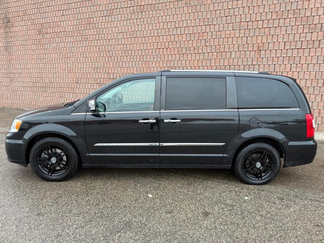 2014 Chrysler Town & Country LIMITED | TOP OF THE LINE | LEATHER | NAVI | REMOTE STARTER | HEATED SEATS | HEATED STEERING WHEEL | - Photo #3