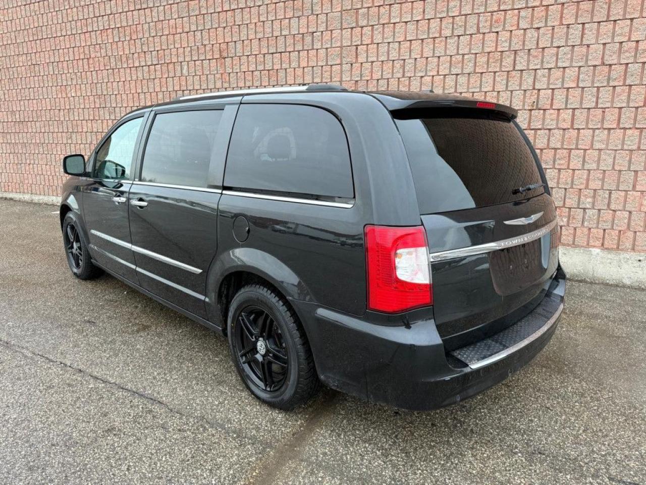 2014 Chrysler Town & Country LIMITED | TOP OF THE LINE | LEATHER | NAVI | REMOTE STARTER | HEATED SEATS | HEATED STEERING WHEEL | - Photo #4