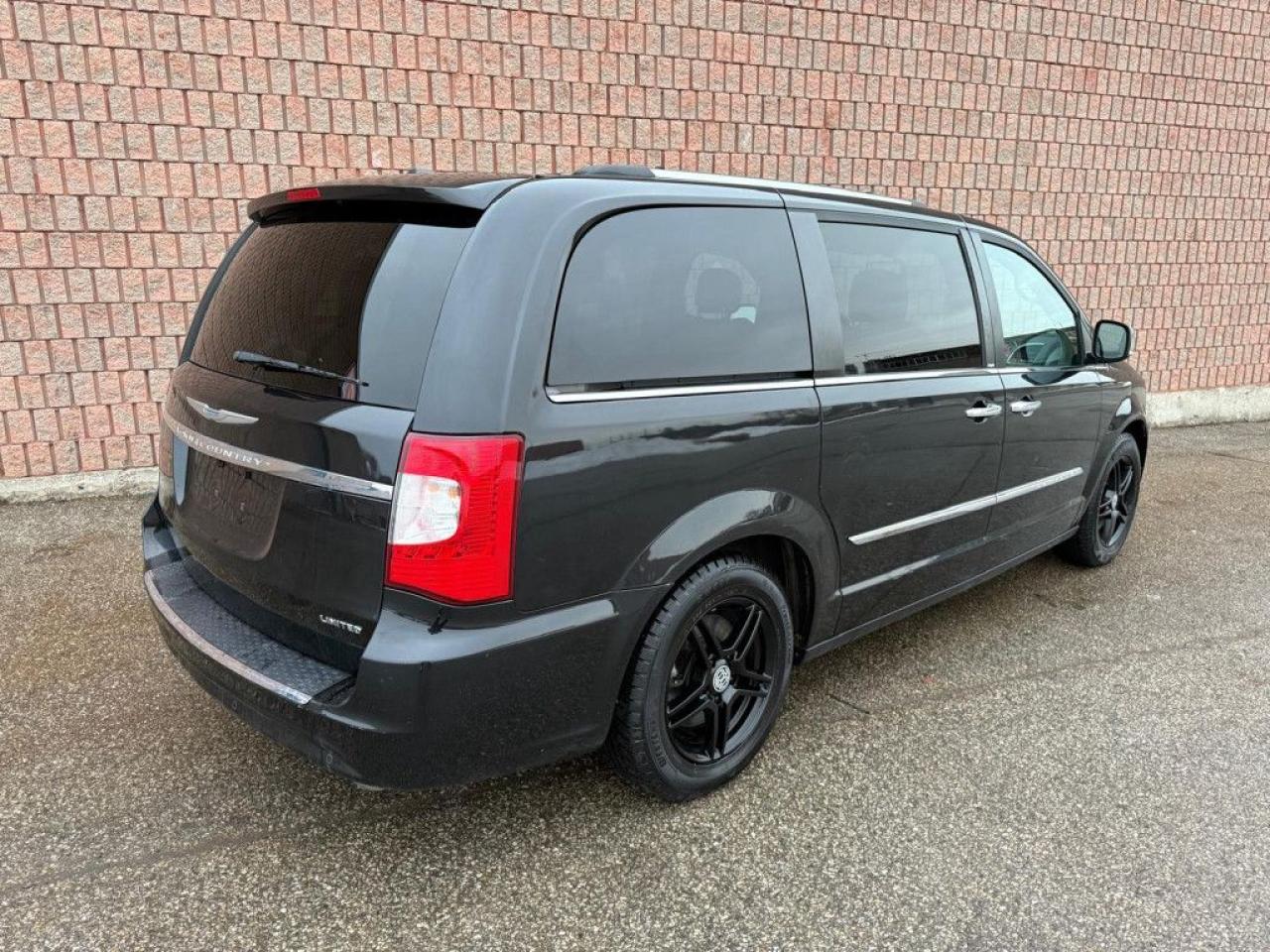 2014 Chrysler Town & Country LIMITED | TOP OF THE LINE | LEATHER | NAVI | REMOTE STARTER | HEATED SEATS | HEATED STEERING WHEEL | - Photo #6