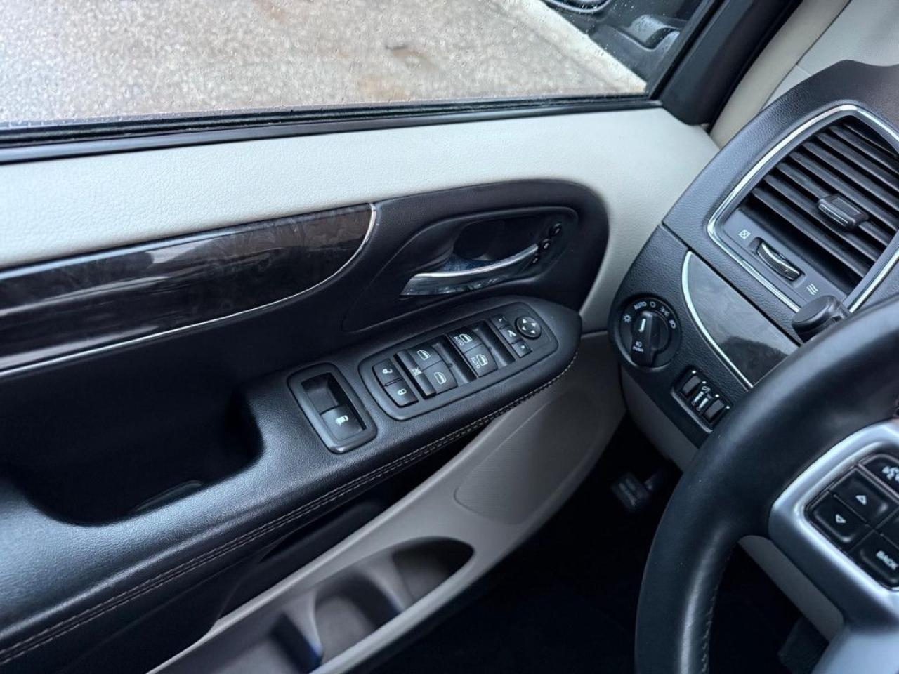 2014 Chrysler Town & Country LIMITED | TOP OF THE LINE | LEATHER | NAVI | REMOTE STARTER | HEATED SEATS | HEATED STEERING WHEEL | - Photo #34