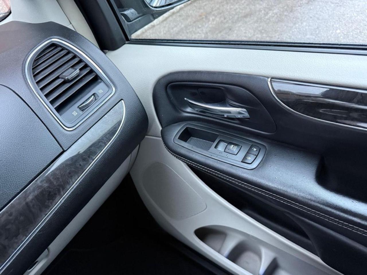 2014 Chrysler Town & Country LIMITED | TOP OF THE LINE | LEATHER | NAVI | REMOTE STARTER | HEATED SEATS | HEATED STEERING WHEEL | - Photo #35