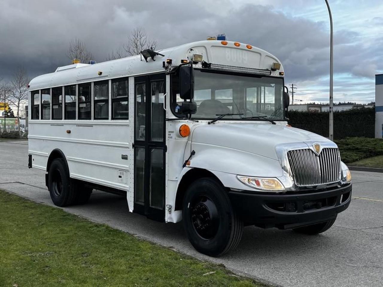 Used 2013 International 4200 21 Passenger Bus Diesel Hydraulic Brakes for sale in Burnaby, BC