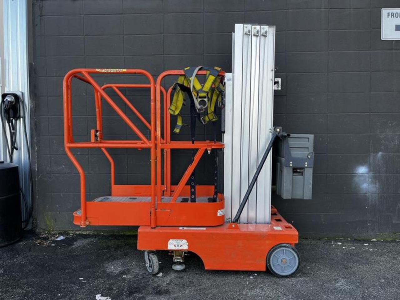Used 2000 JLG 12SP Electric Man Lift for sale in Burnaby, BC