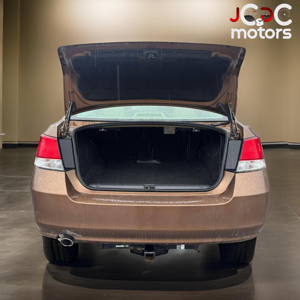 2011 Subaru Legacy 4dr Sdn H4 Auto 2.5i Prem AWP/Pwr Moon - Photo #9