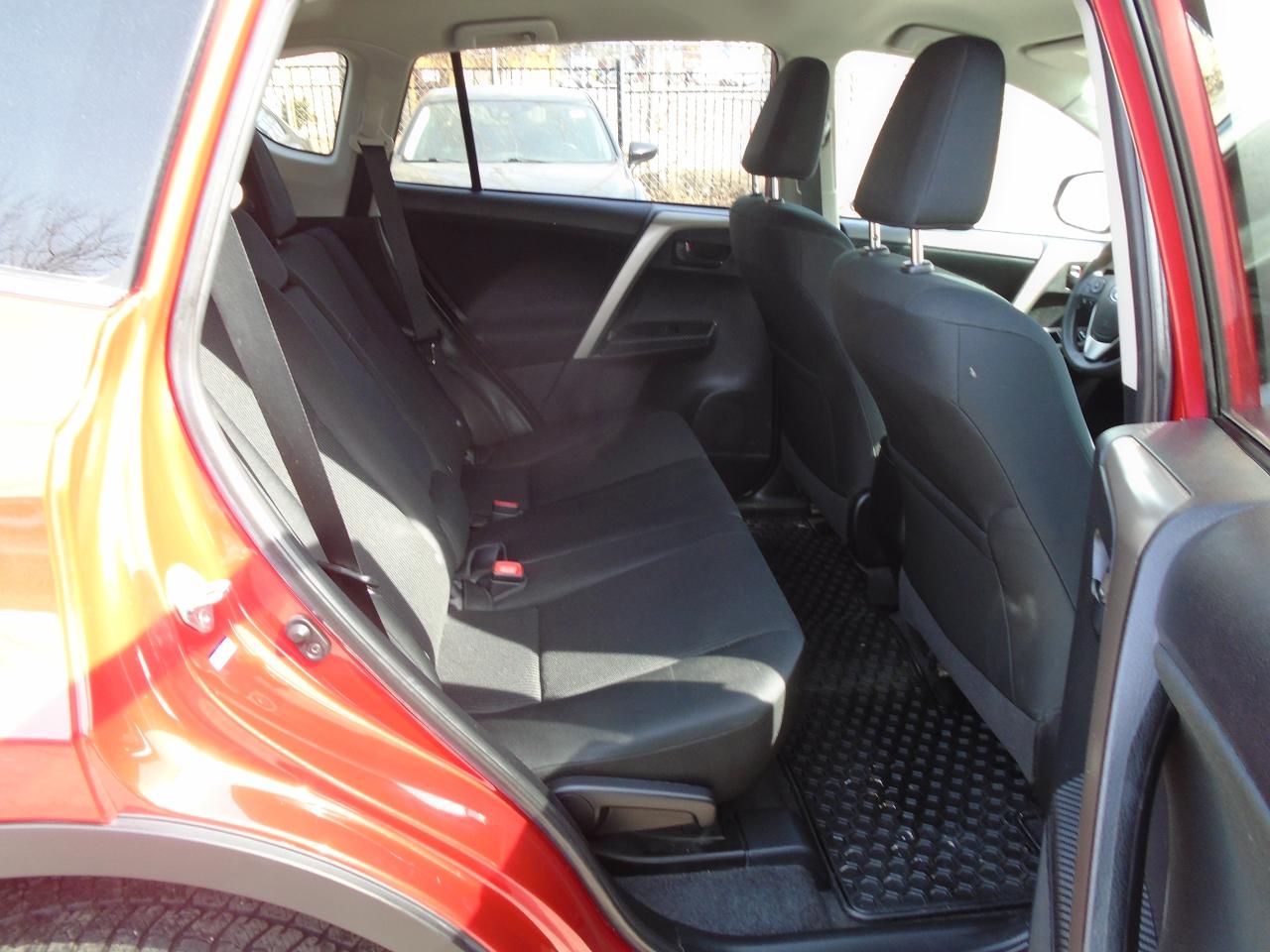 2015 Toyota RAV4 LE/ REAR CAM / KEYLESS/ HEATED SEATS / AC / CLEAN/ - Photo #14