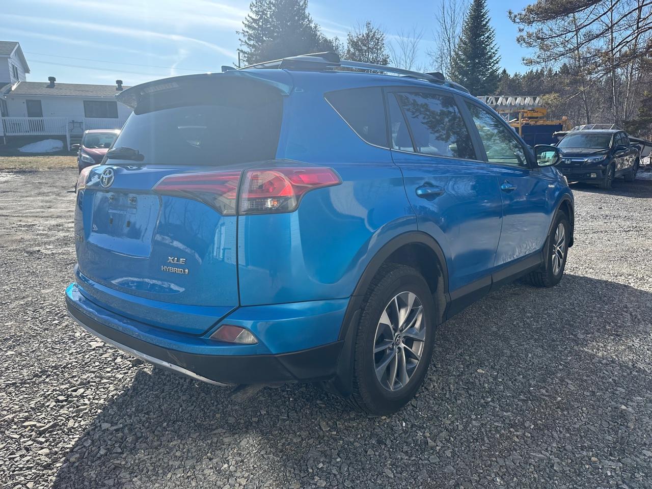 2017 Toyota RAV4 XLE HYBRID - Photo #5