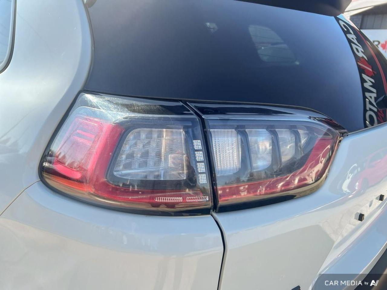 2019 Jeep Cherokee TRAILHAWK / 4X4 / ROOF / LEATHER / NO ACCIDENTS - Photo #8