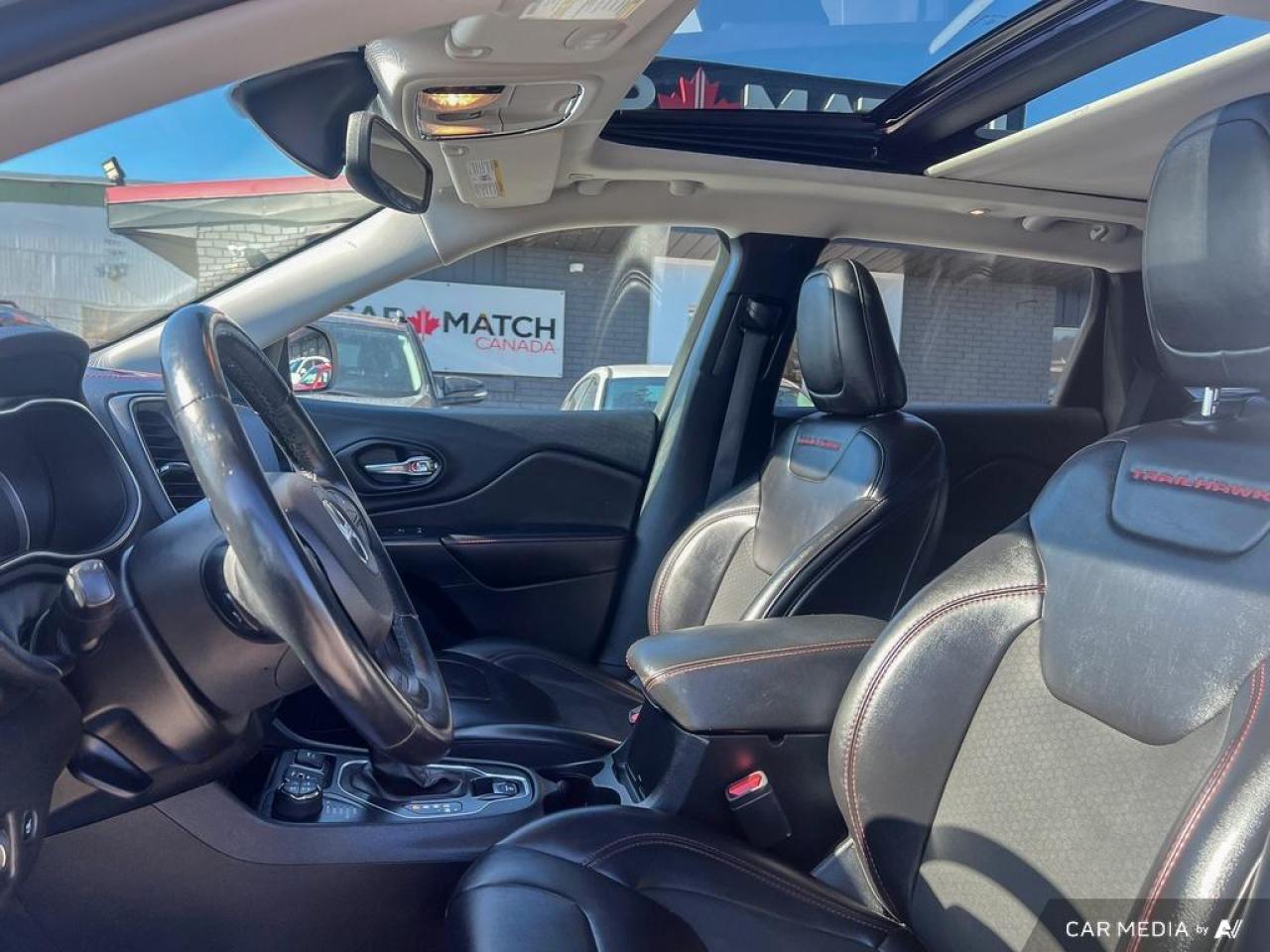 2019 Jeep Cherokee TRAILHAWK / 4X4 / ROOF / LEATHER / NO ACCIDENTS - Photo #10