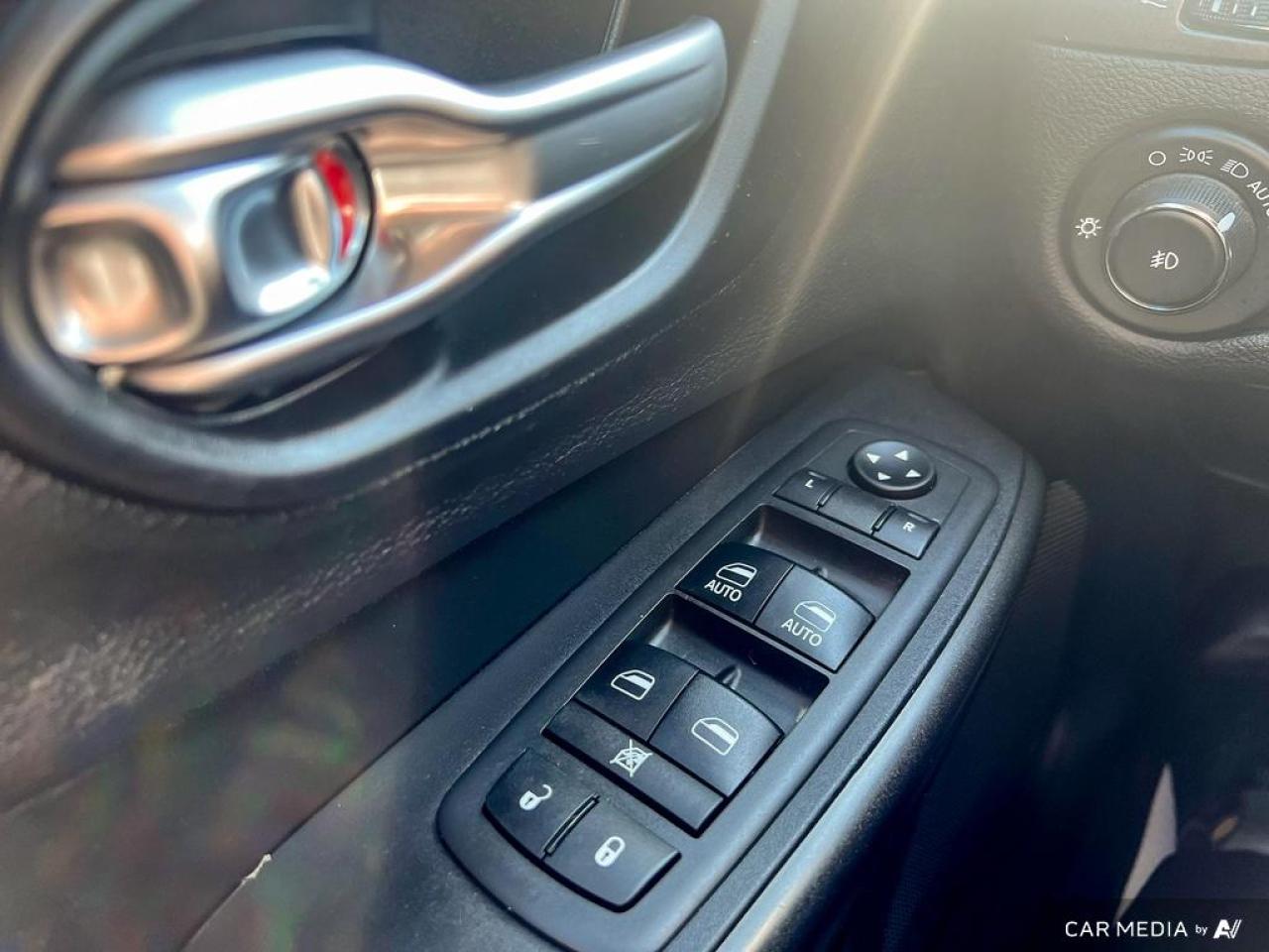 2019 Jeep Cherokee TRAILHAWK / 4X4 / ROOF / LEATHER / NO ACCIDENTS - Photo #14