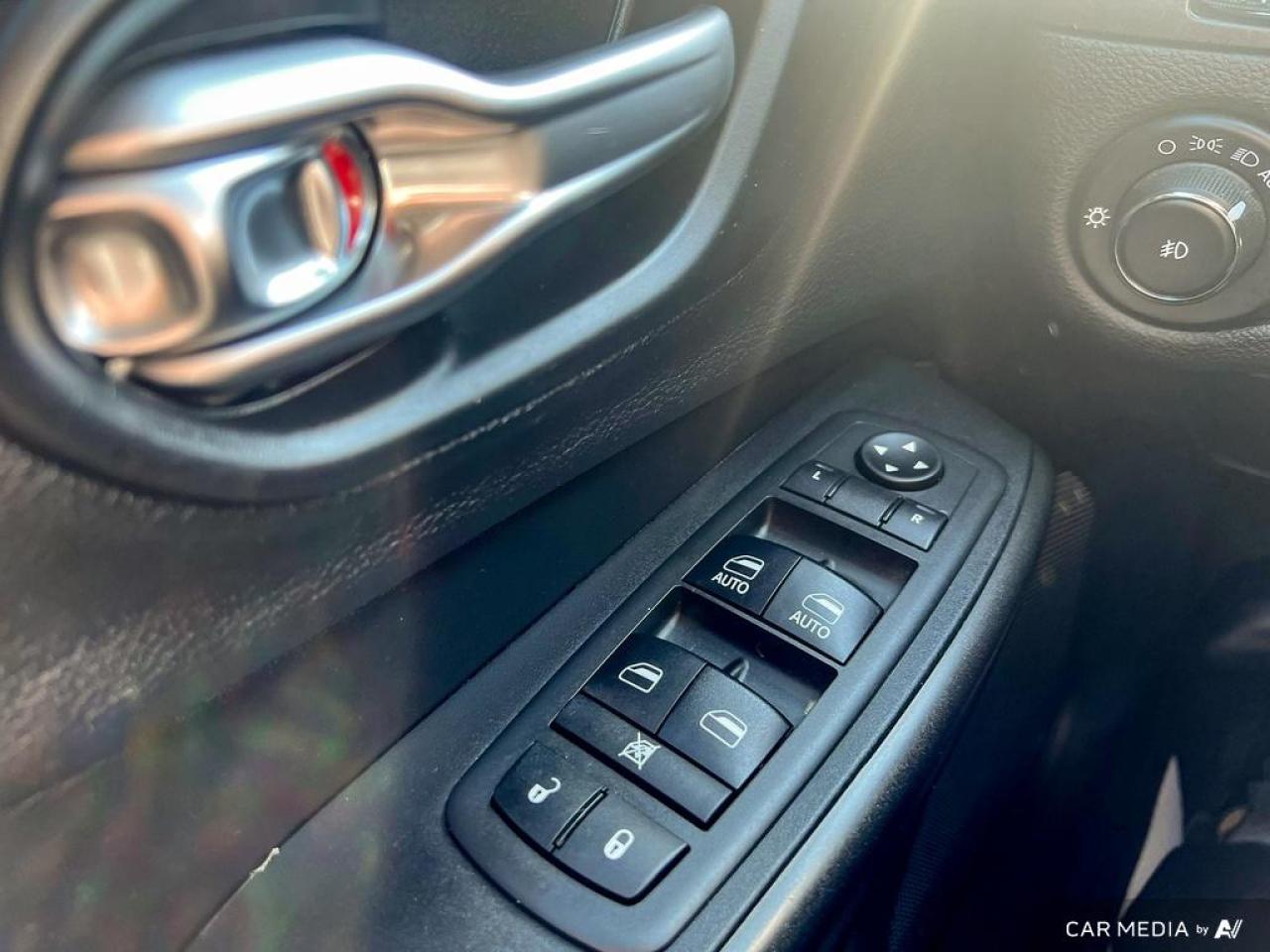 2019 Jeep Cherokee TRAILHAWK / 4X4 / ROOF / LEATHER / NO ACCIDENTS - Photo #13