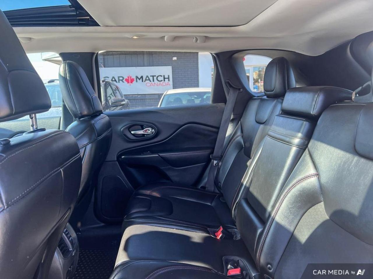 2019 Jeep Cherokee TRAILHAWK / 4X4 / ROOF / LEATHER / NO ACCIDENTS - Photo #11