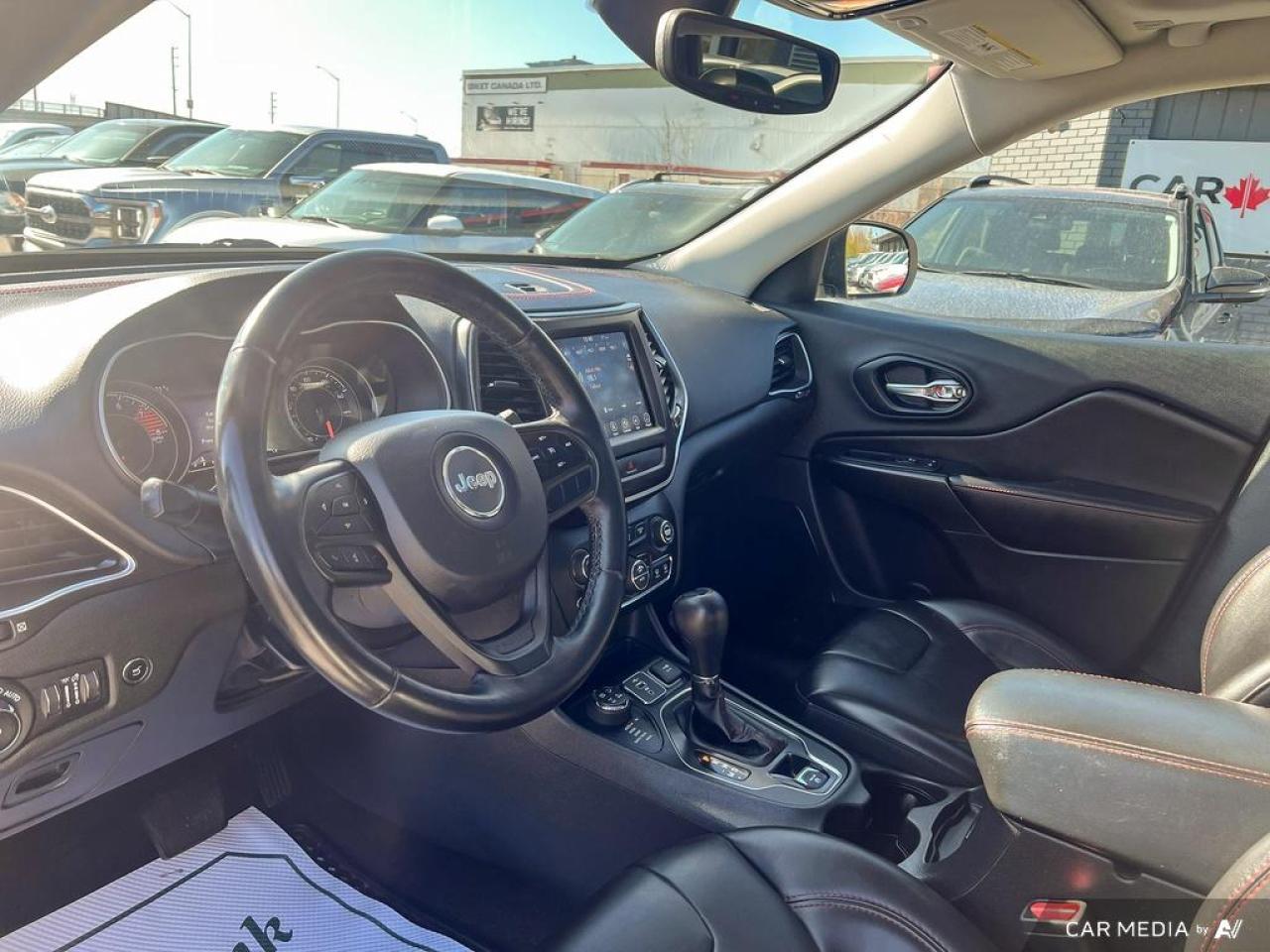 2019 Jeep Cherokee TRAILHAWK / 4X4 / ROOF / LEATHER / NO ACCIDENTS - Photo #9