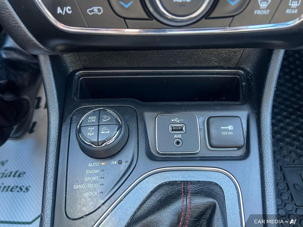 2019 Jeep Cherokee TRAILHAWK / 4X4 / ROOF / LEATHER / NO ACCIDENTS - Photo #19
