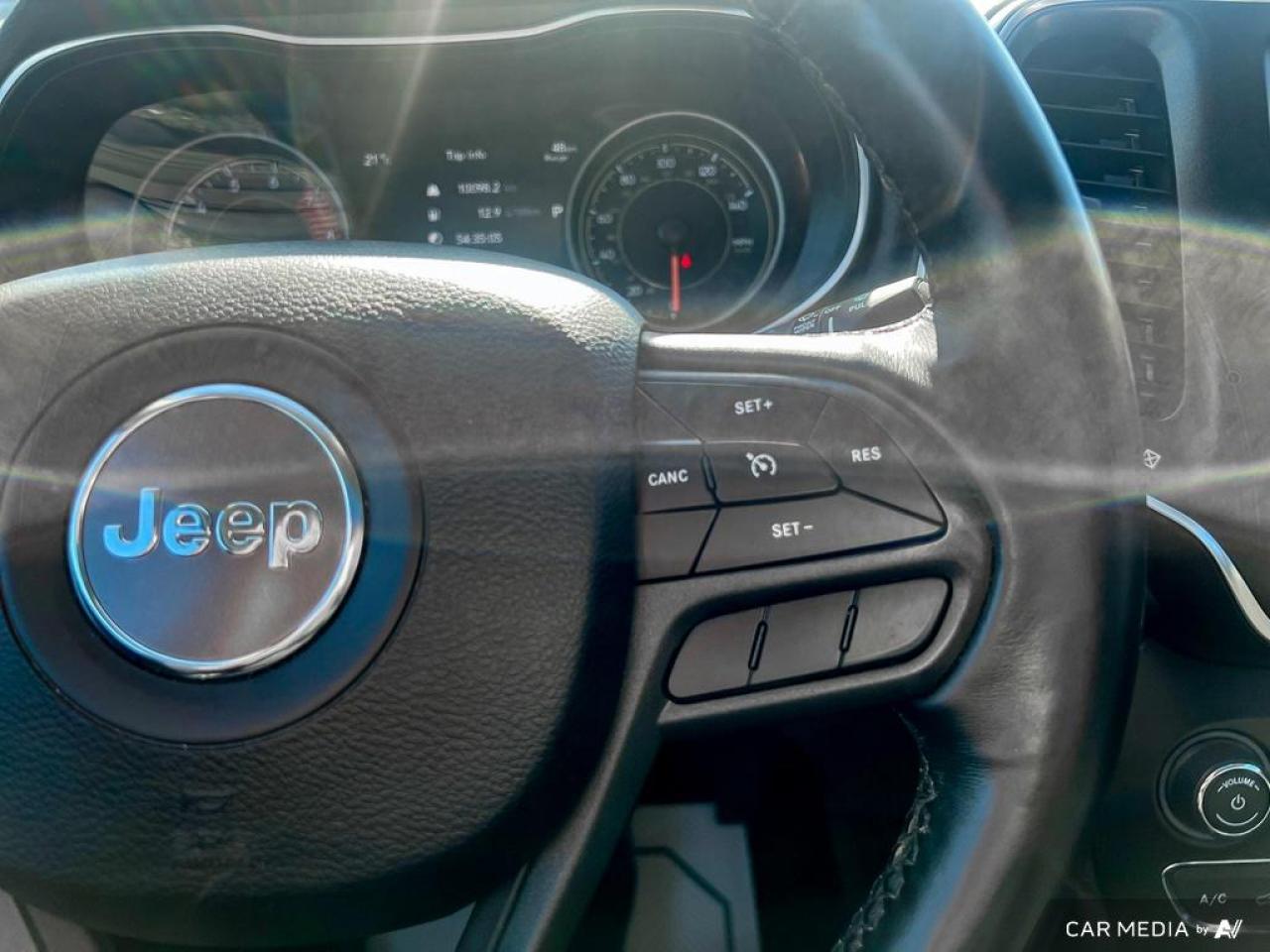 2019 Jeep Cherokee TRAILHAWK / 4X4 / ROOF / LEATHER / NO ACCIDENTS - Photo #23