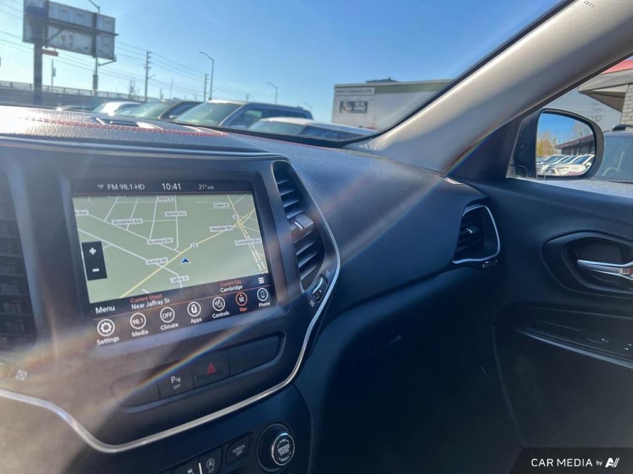 2019 Jeep Cherokee TRAILHAWK / 4X4 / ROOF / LEATHER / NO ACCIDENTS - Photo #25
