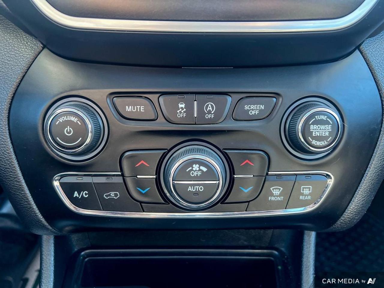 2019 Jeep Cherokee TRAILHAWK / 4X4 / ROOF / LEATHER / NO ACCIDENTS - Photo #18