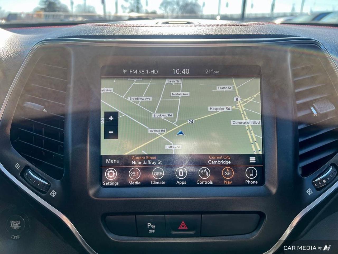 2019 Jeep Cherokee TRAILHAWK / 4X4 / ROOF / LEATHER / NO ACCIDENTS - Photo #16
