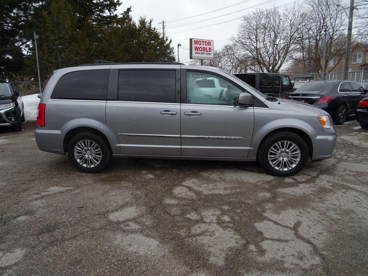 2016 Chrysler Town & Country TOURING - Photo #5