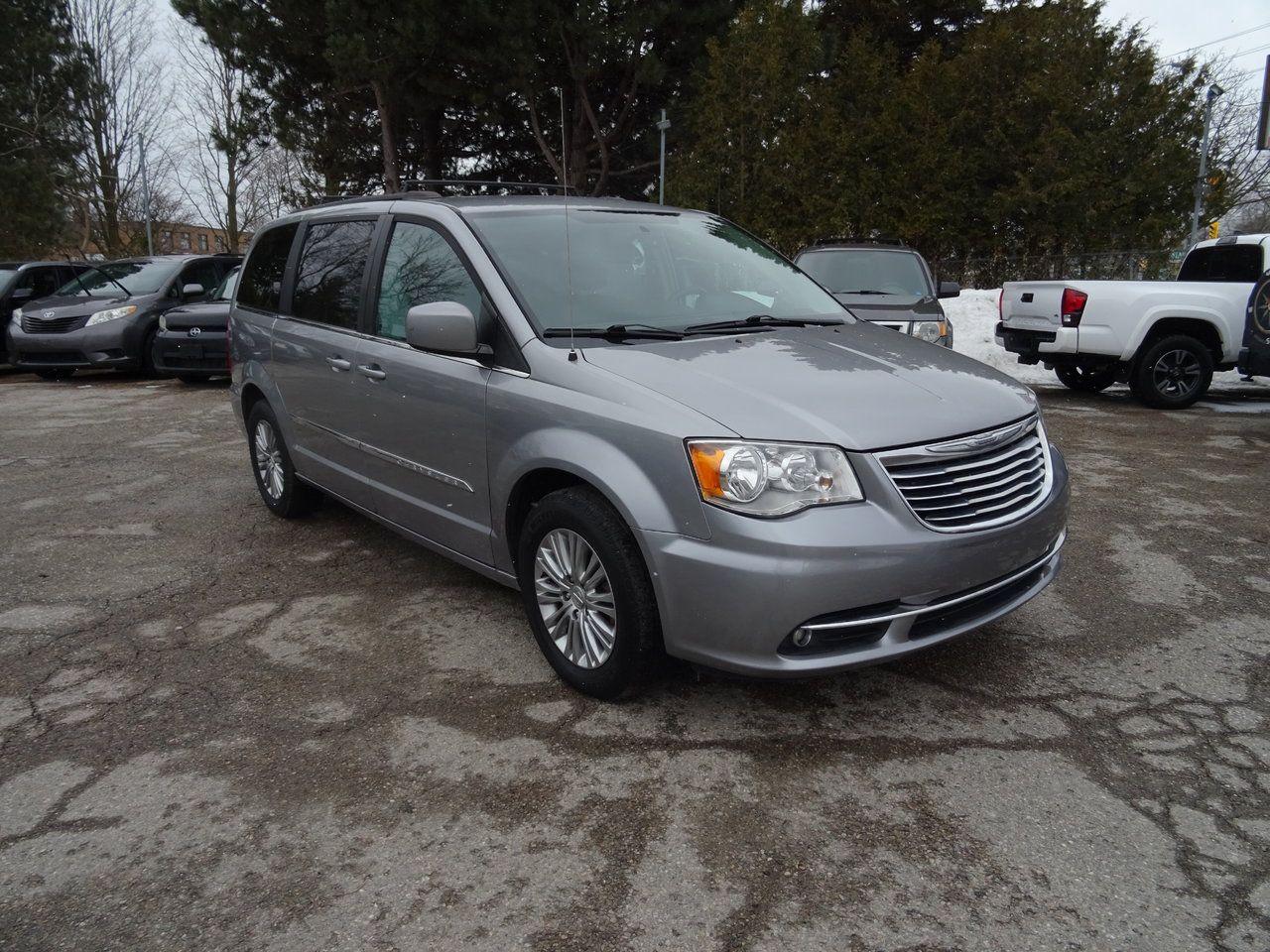 2016 Chrysler Town & Country TOURING - Photo #4