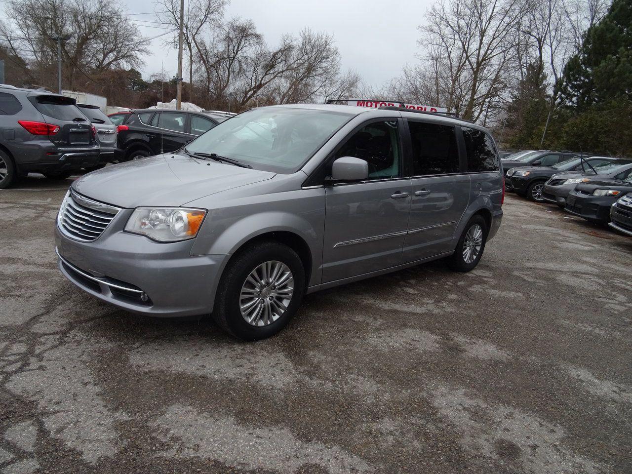 2016 Chrysler Town & Country TOURING - Photo #2