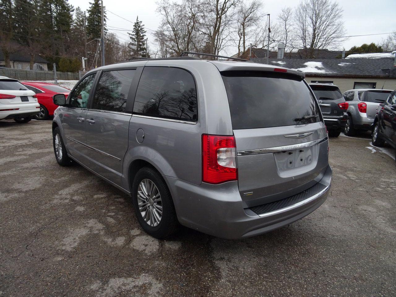 2016 Chrysler Town & Country TOURING - Photo #8