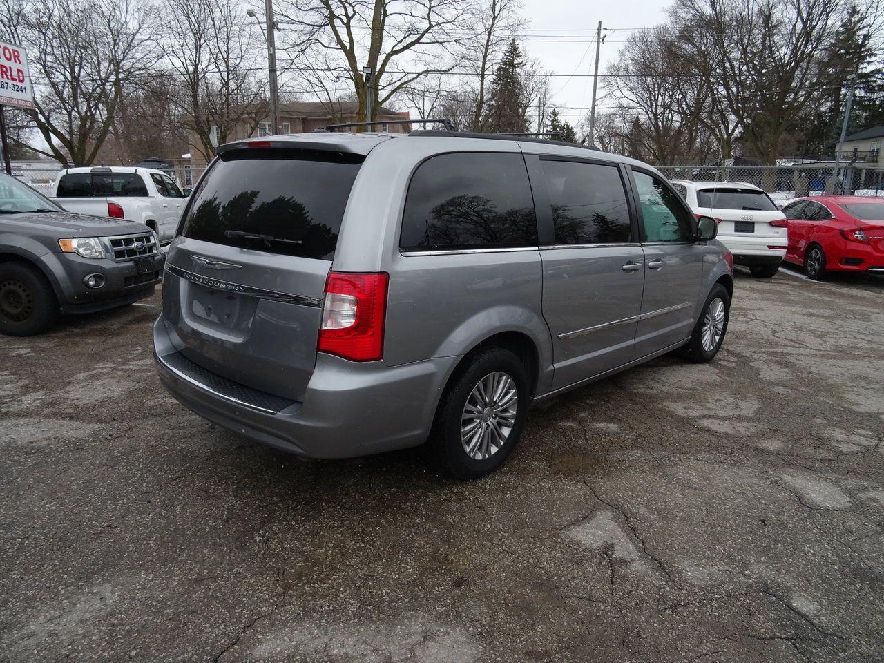 2016 Chrysler Town & Country TOURING - Photo #6