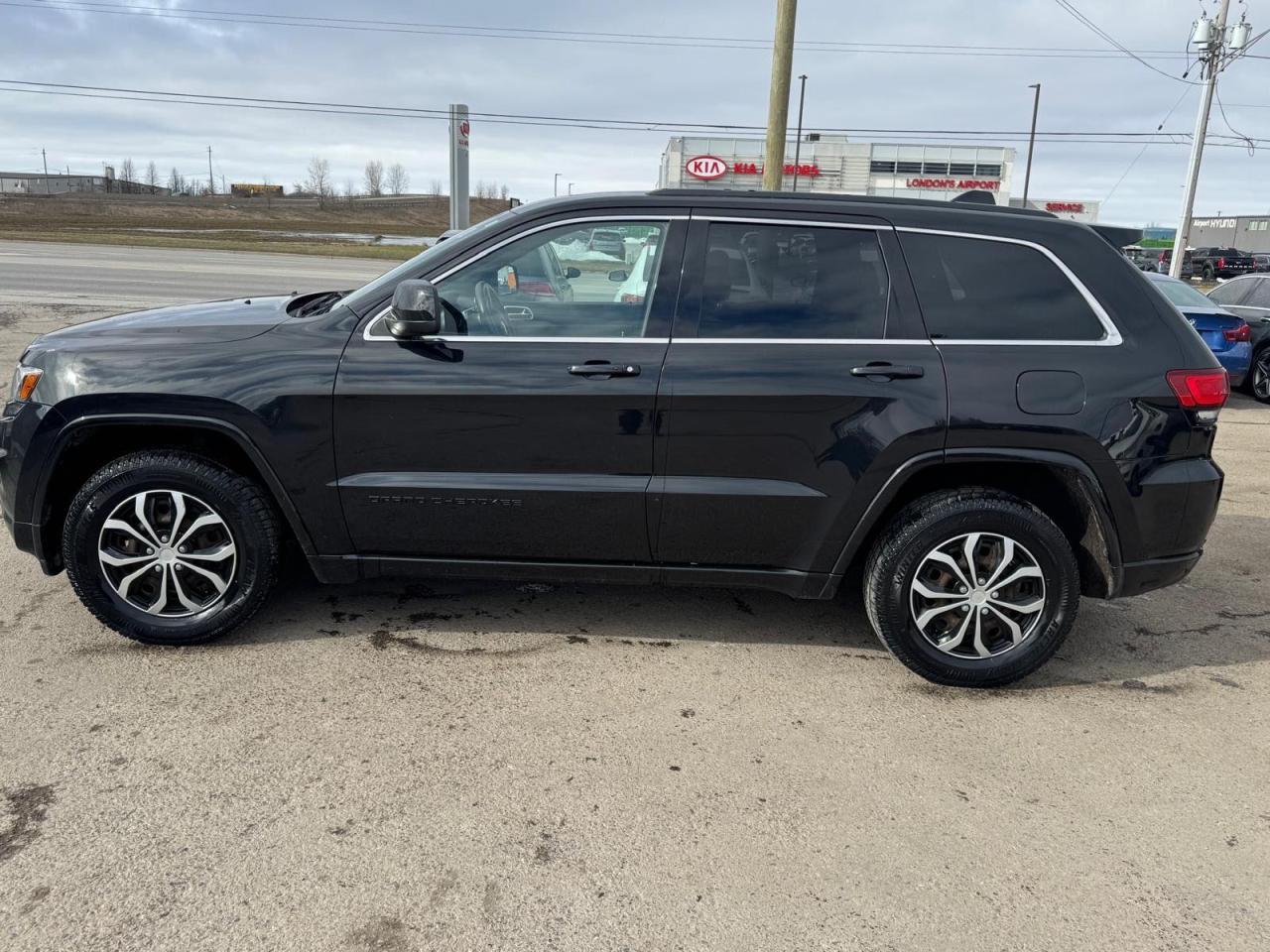 2015 Jeep Grand Cherokee LAREDO, 4X4, SUNROOF, BLACK ON BLACK, CERTIFIED - Photo #2