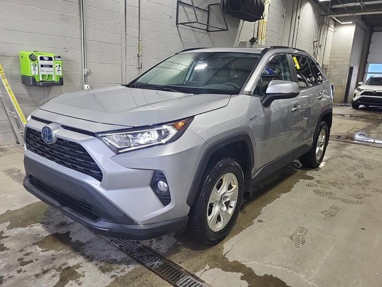 Used 2021 Toyota RAV4 Hybrid XLE AWD | Sunroof | Heated Steering + Seats | Power Liftgate | CarPlay + Android | And More ! for sale in Guelph, ON