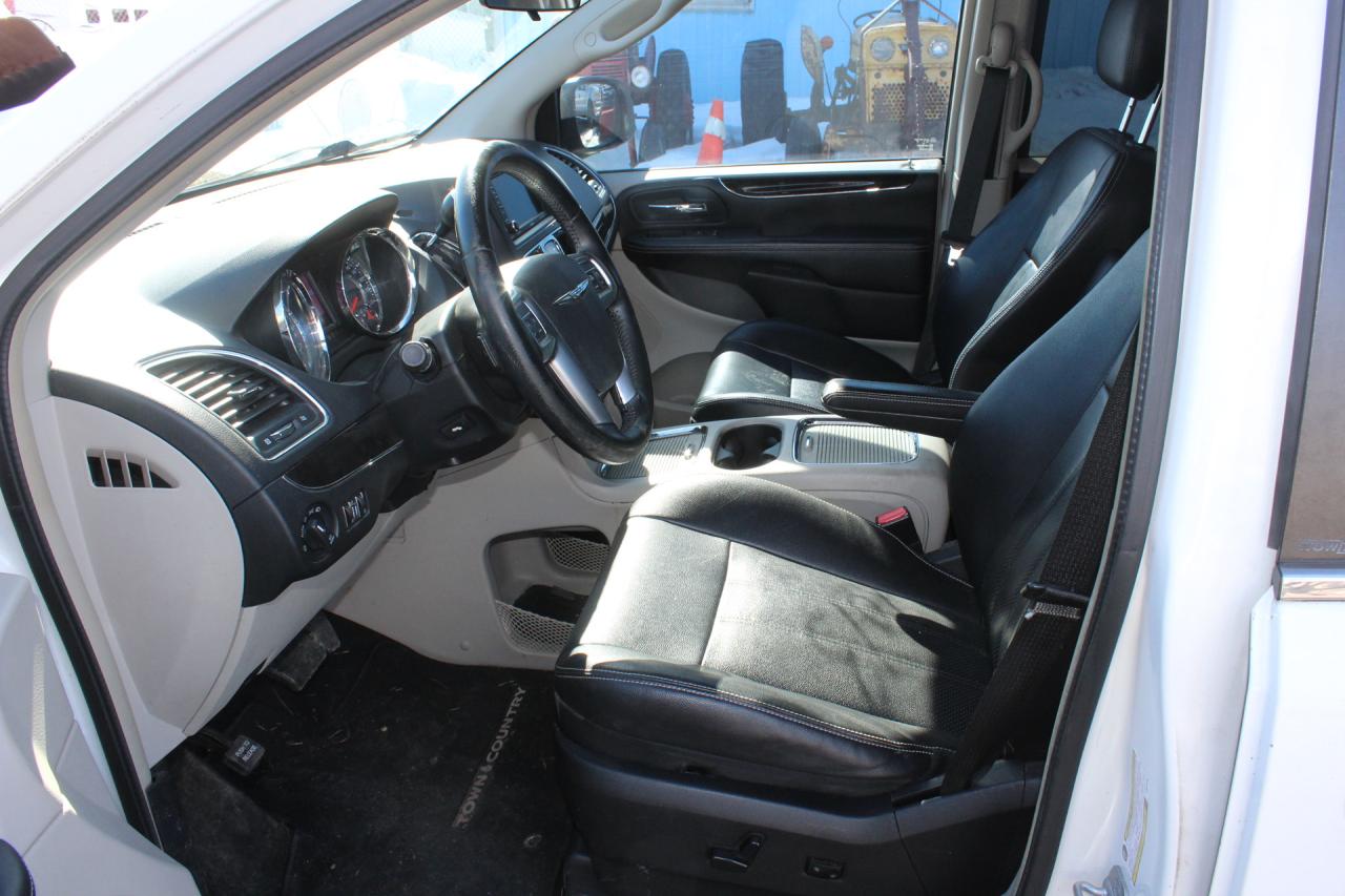 2013 Chrysler Town & Country  Photo4