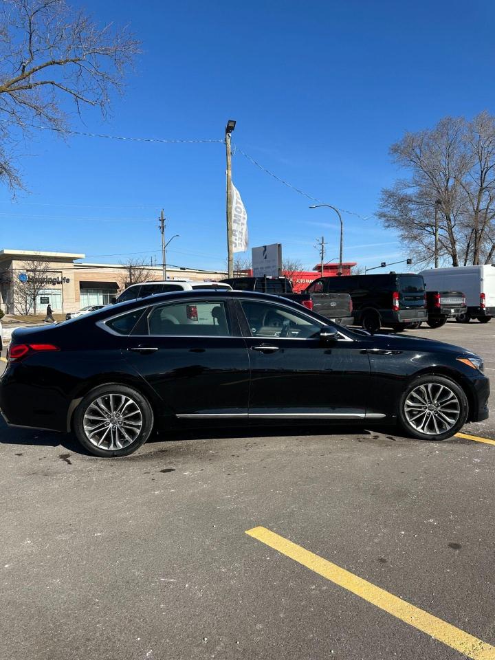 2015 Hyundai Genesis LUXURY Photo4