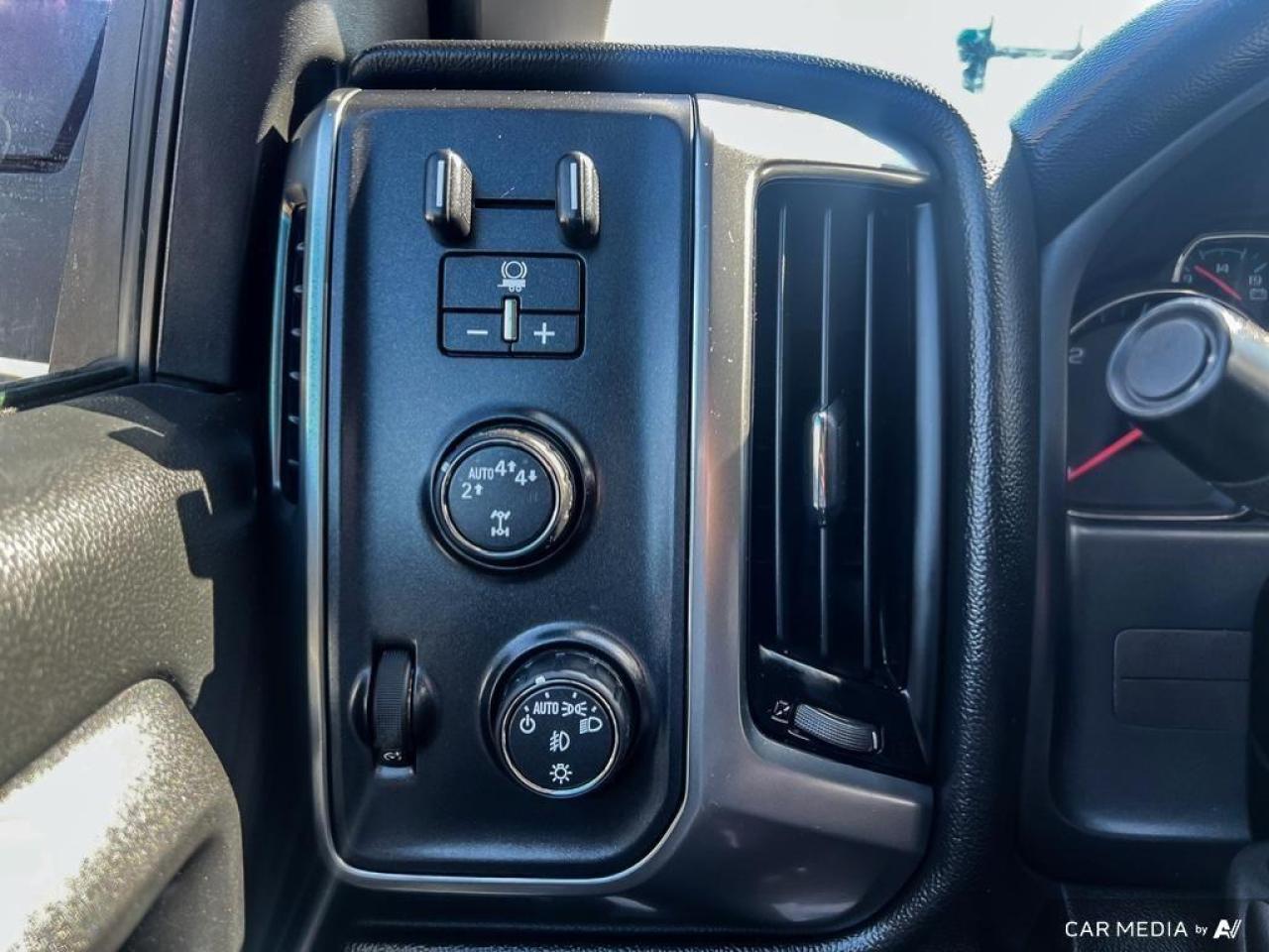 2017 Chevrolet Silverado 1500 LT / CREW CAB / 4WD / REVERSE CAM / NO ACCIDENTS - Photo #16