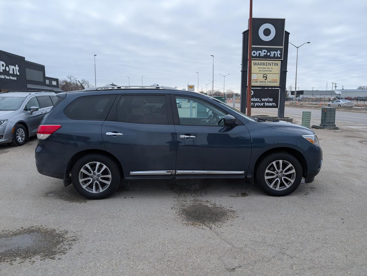 2014 Nissan Pathfinder SL - Photo #3