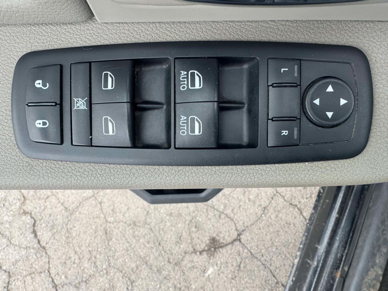 2011 RAM 1500 4WD Quad Cab 140.5" SLT - Photo #17