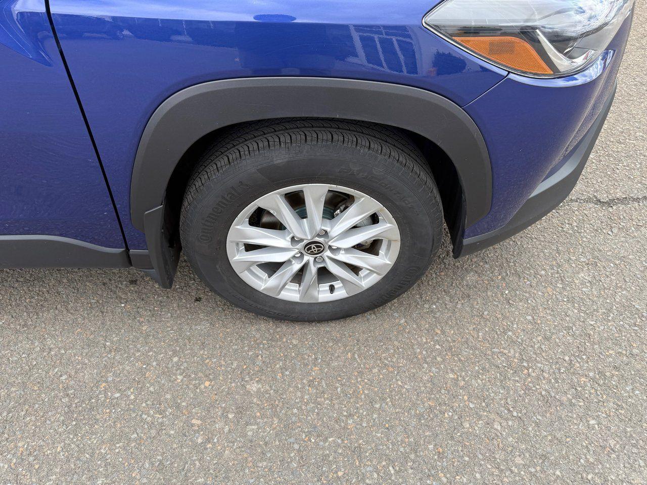 2023 Toyota Corolla Cross LE Photo3