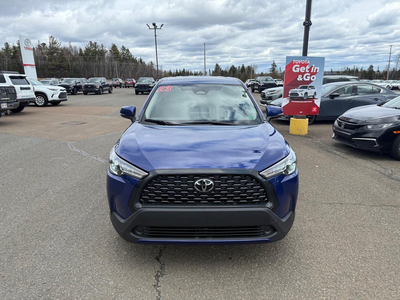 2023 Toyota Corolla Cross LE Photo1