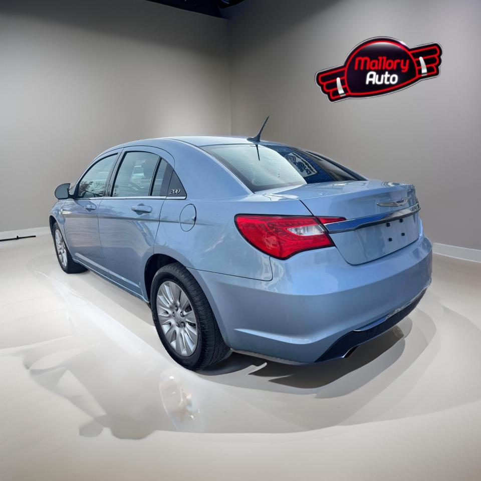 2013 Chrysler 200 4dr Sdn LX - Photo #5