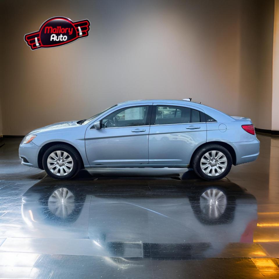 2013 Chrysler 200 4dr Sdn LX - Photo #4