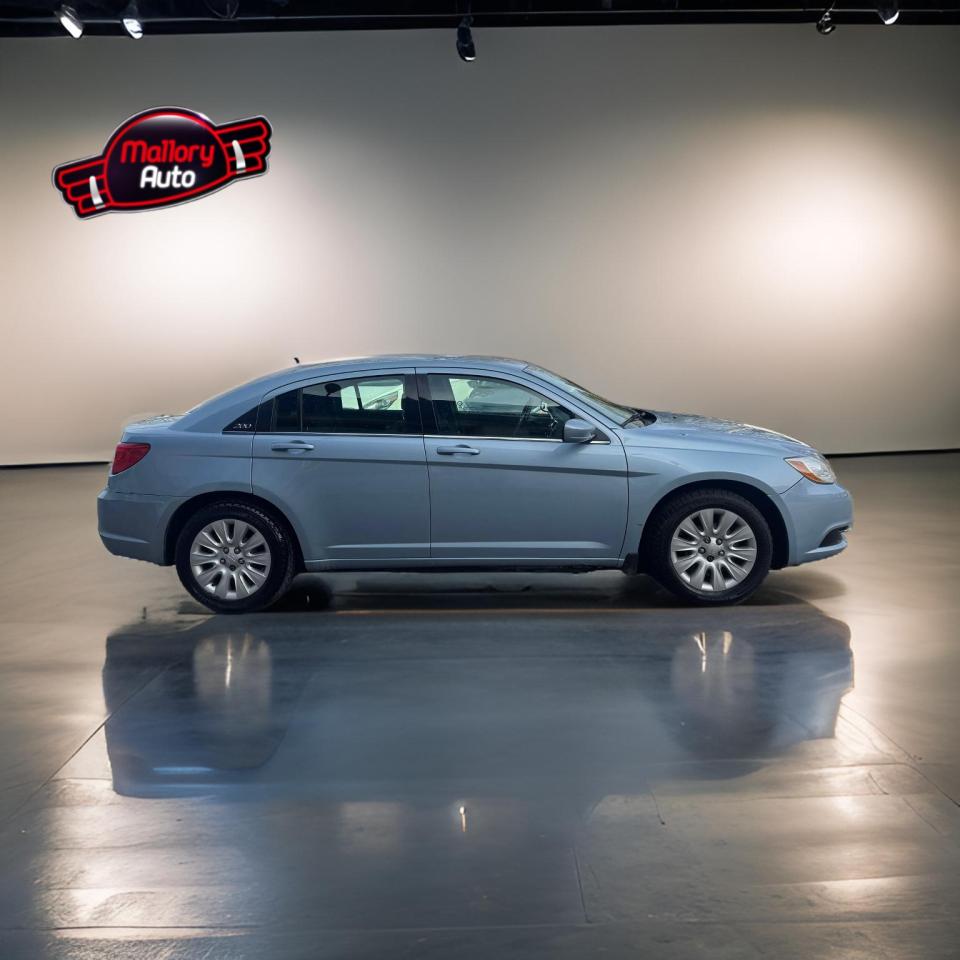 2013 Chrysler 200 4dr Sdn LX - Photo #8