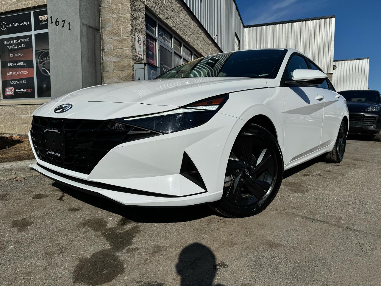 2023 Hyundai Elantra IVT w/Tech Pkg SUNROOF!! ONLY 23,000KM!! LOADED!!