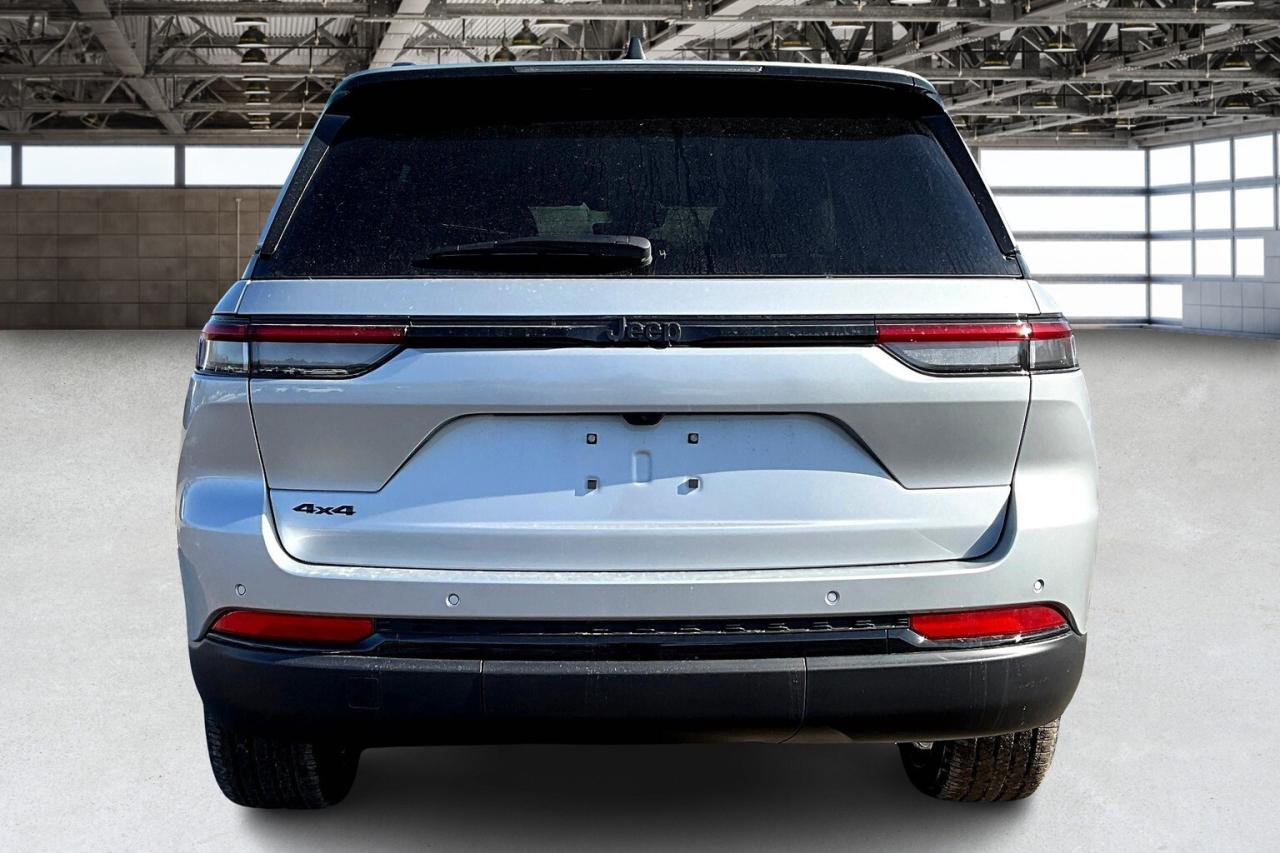 2025 Jeep Grand Cherokee ALTITUDE 4X4 Leather | Power Sunroof | 20" Wheels Photo3