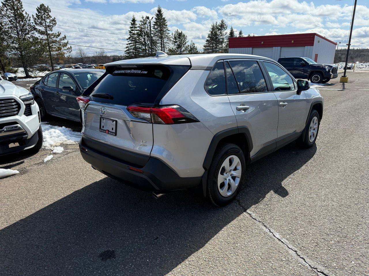 2024 Toyota RAV4 LE Photo4