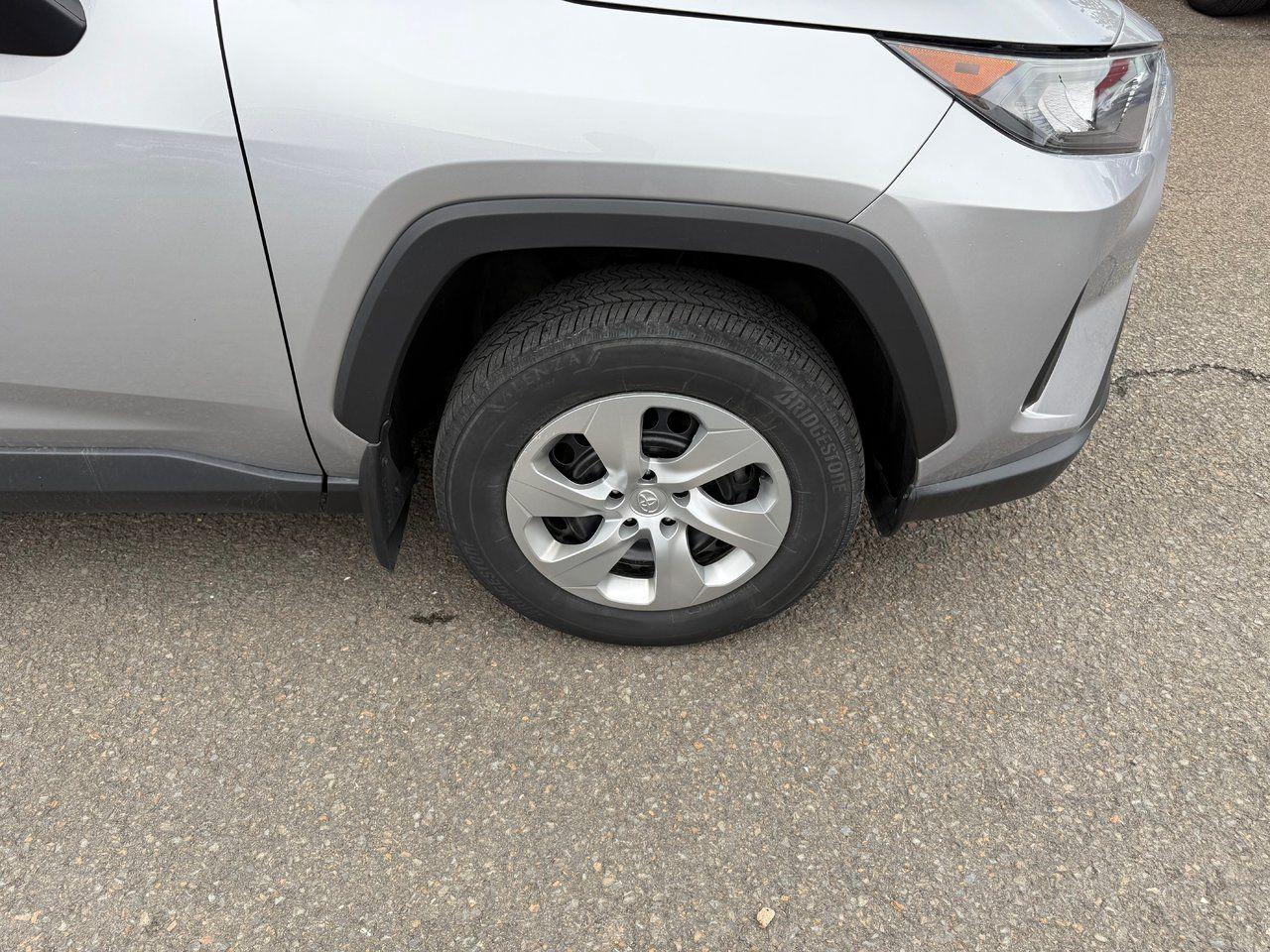2023 Toyota RAV4 LE Photo3
