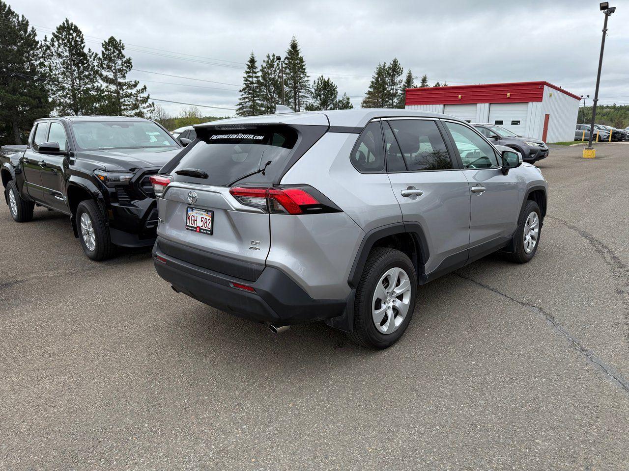 2024 Toyota RAV4 LE Photo4