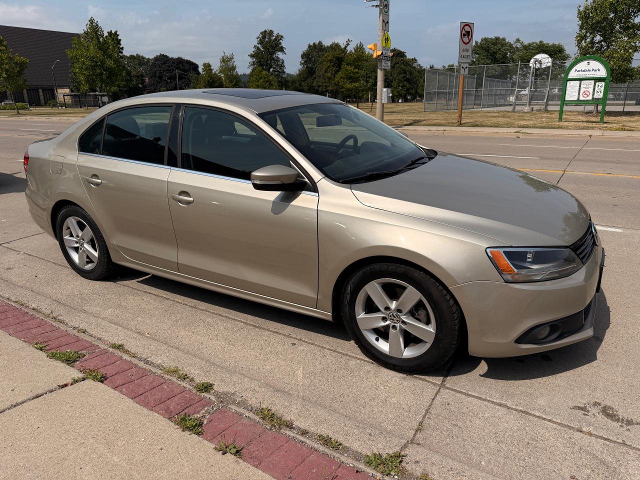 2013 Volkswagen Jetta 4dr 2.0T TDI DSG Comfortline Photo3