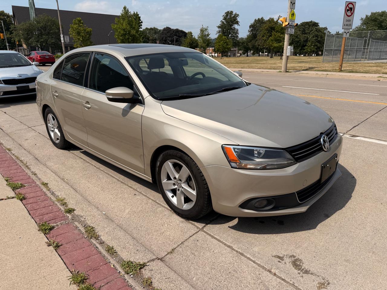 2013 Volkswagen Jetta 4dr 2.0T TDI DSG Comfortline - Photo #2